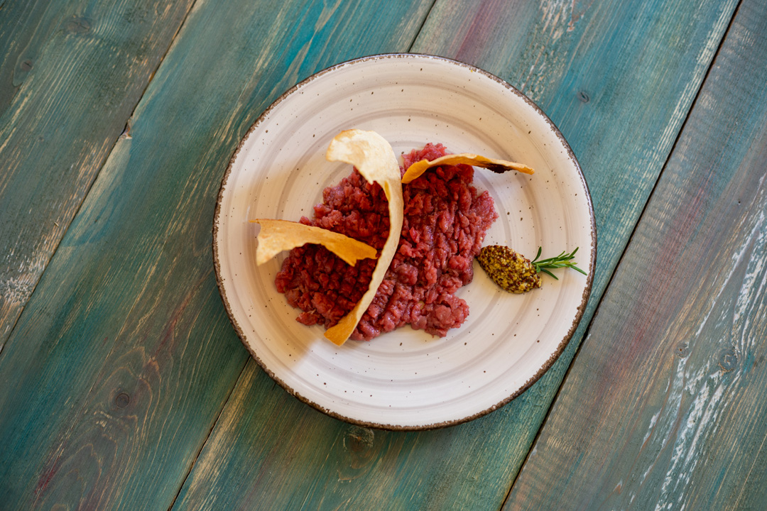 Mangiare battuta piemontese, senape antica e pane carasau